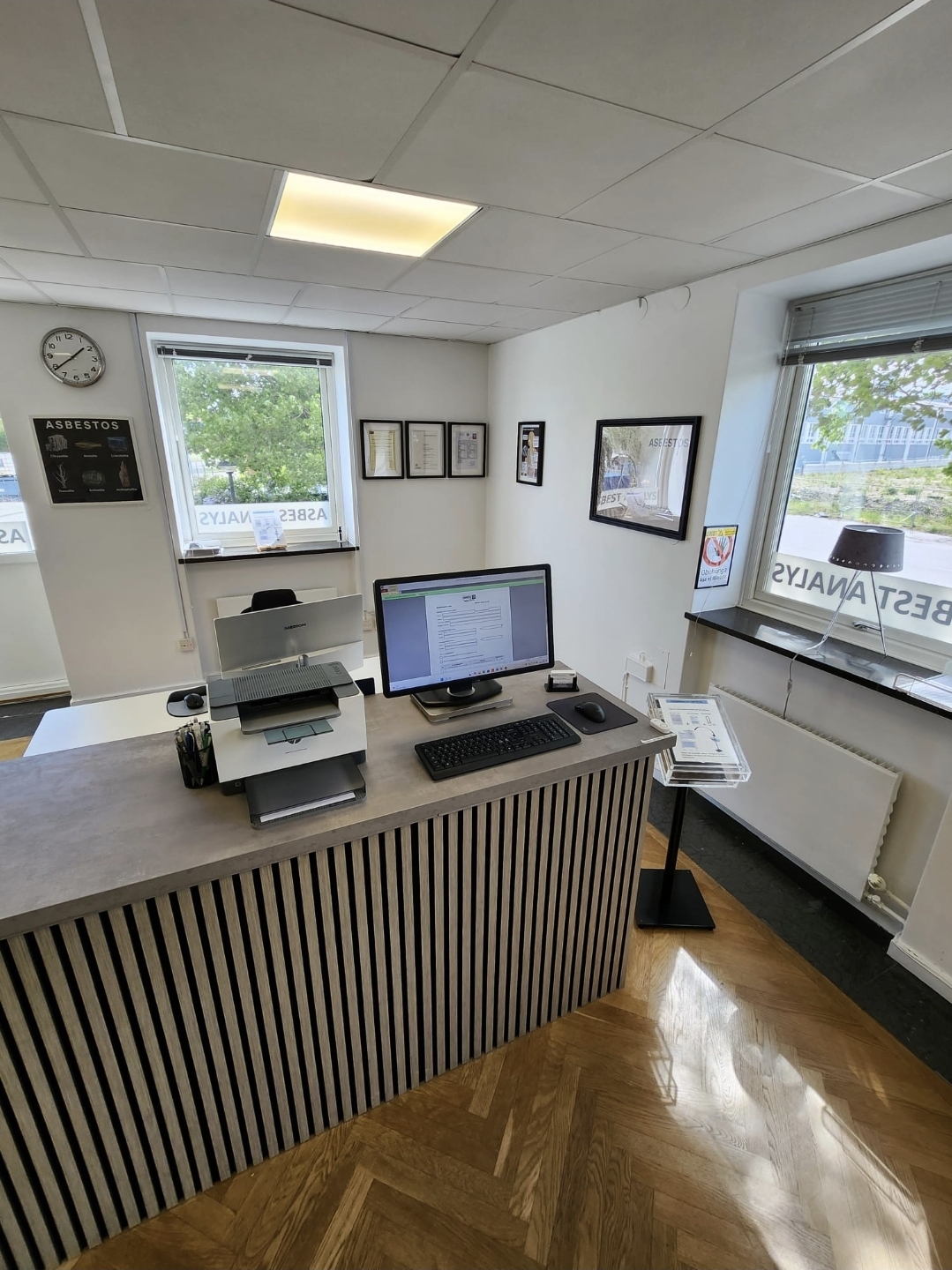 ONEX Lab – arbetsstation och fönster mot Västbergavägen